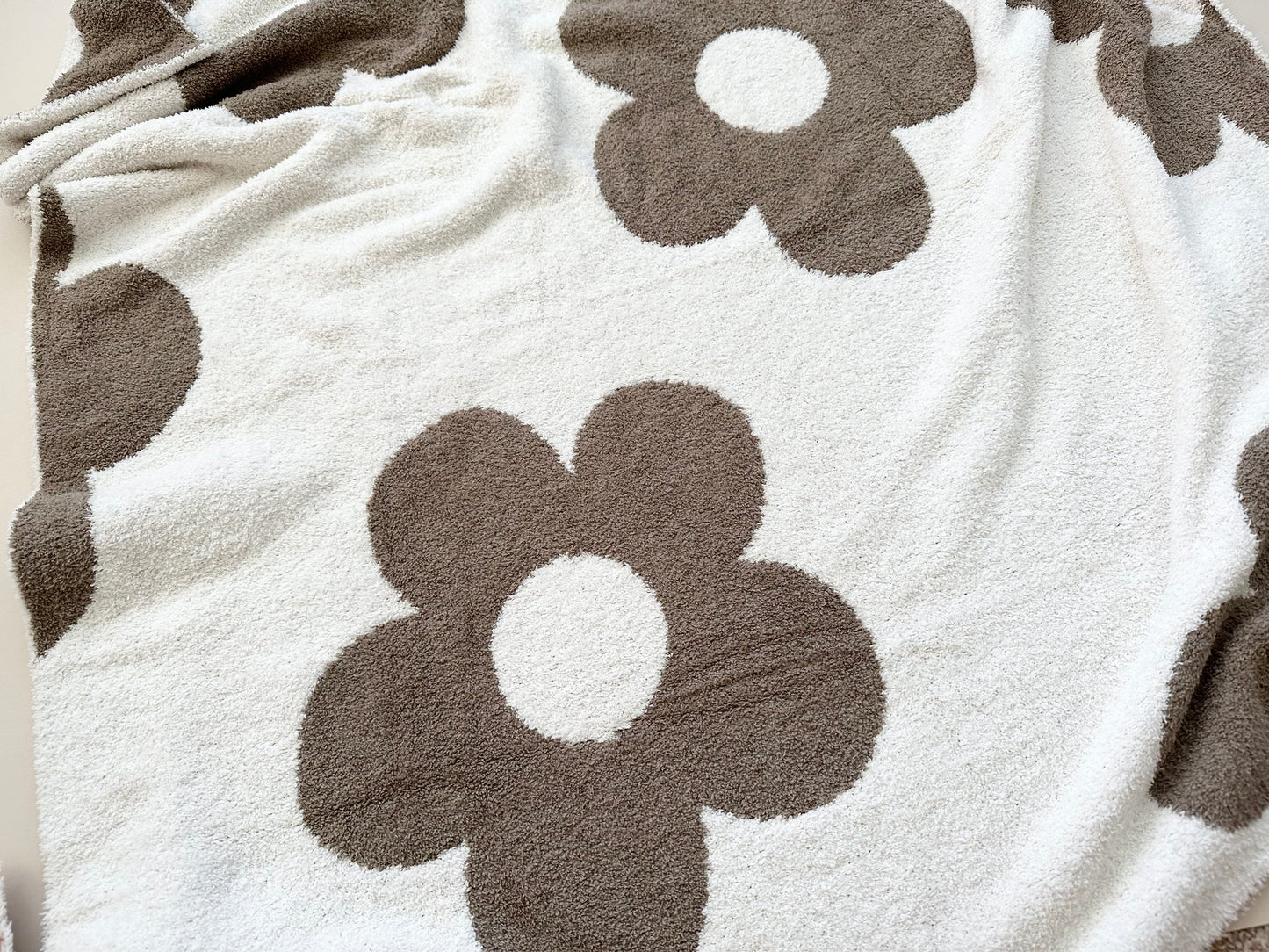Daisy Plush Blanket - Cocoa