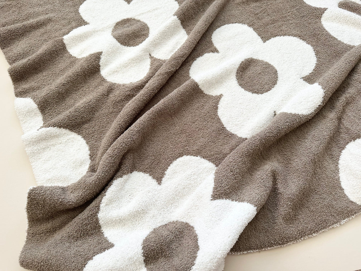 Daisy Plush Blanket - Cocoa