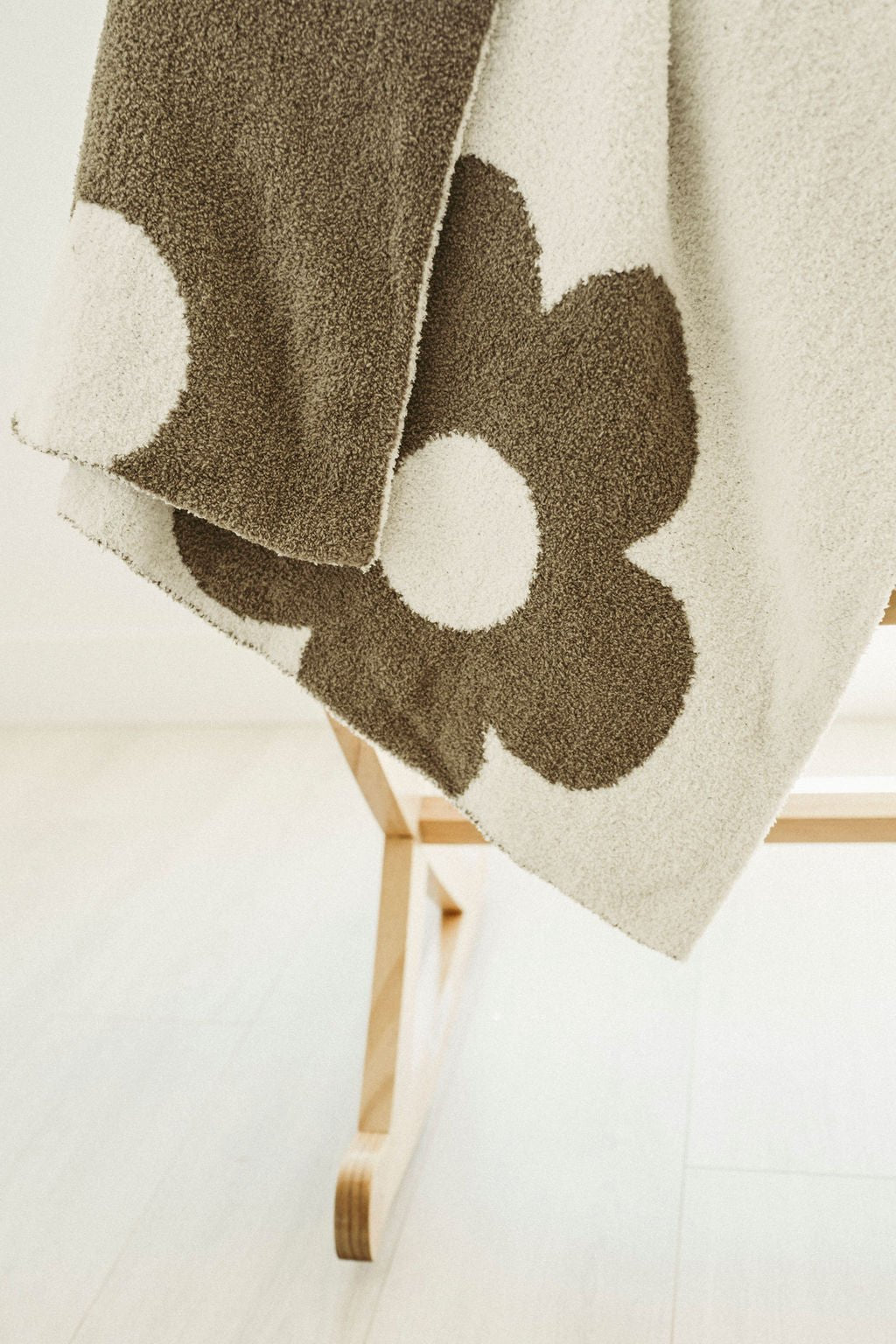 Daisy Plush Blanket - Cocoa - Harp Angel Boutique