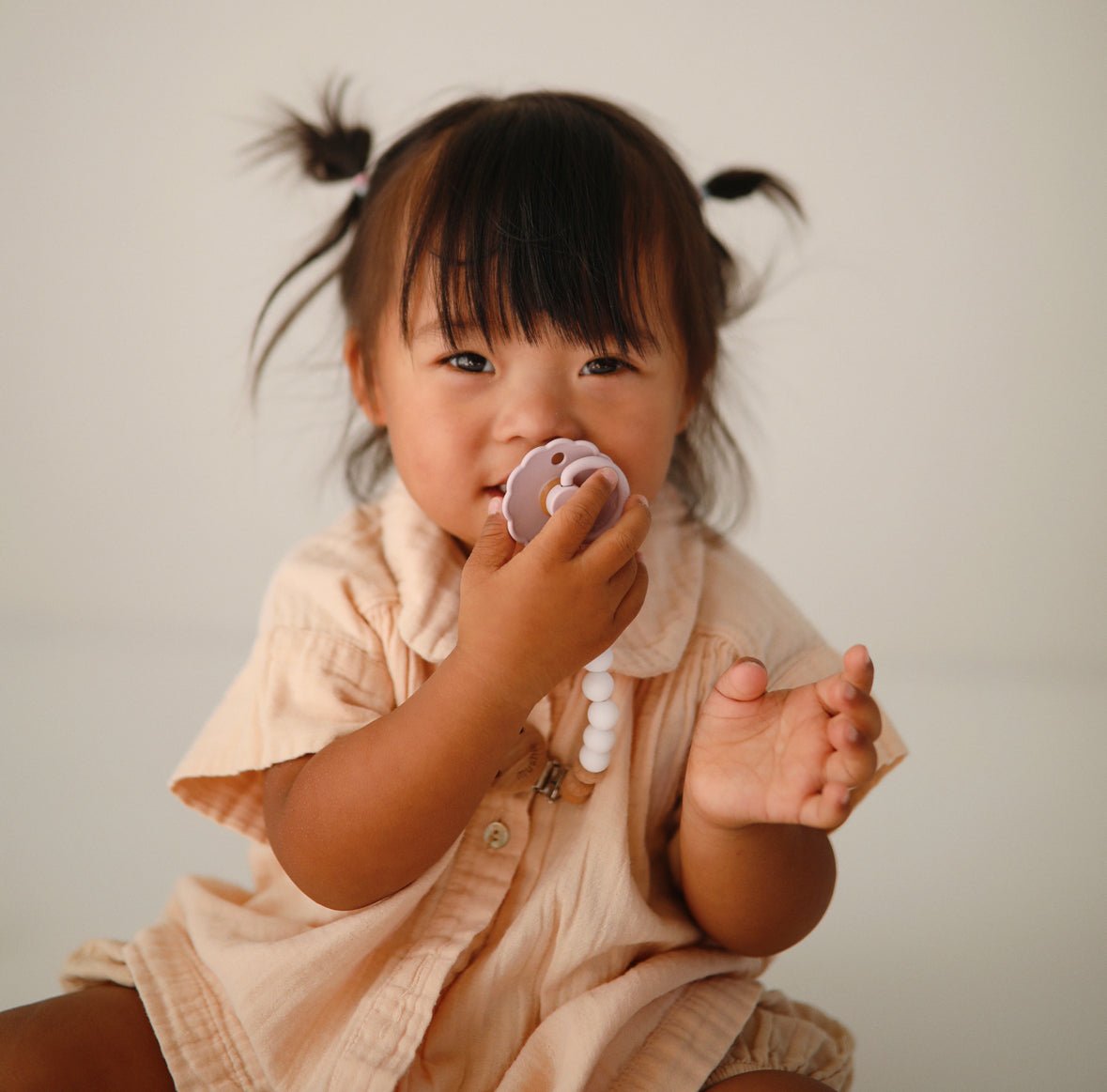 FRIGG Daisy Natural Rubber Pacifier (Baby Pink/Soft Lilac)) - Harp Angel Boutique