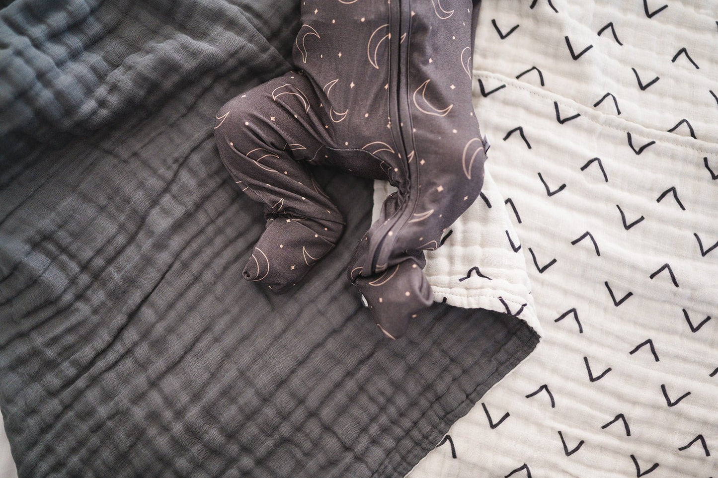 Muslin Quilt - Black Arrow - Harp Angel Boutique